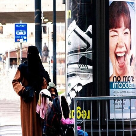 - ‏​حُسن آخخلآقي م آلآخرين لآآ يعني آعجآبي بهم ف آلخلآق تربيهہ *msoo*♡