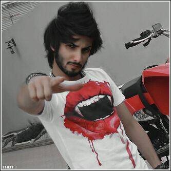 كاتب ومخرج اعلامي شهير اتحدث عن حياتي الصعبه لمواجهة التحدي