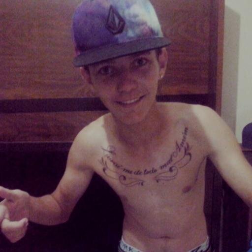 Apenas mas um sonhador, perdido nesse mundo louco '--'
Sigo de volta quem me segue :D