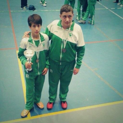 juego al baloncesto en la palma y en la selección de huelva y llevo en la espalda 15 y en la selección el 14