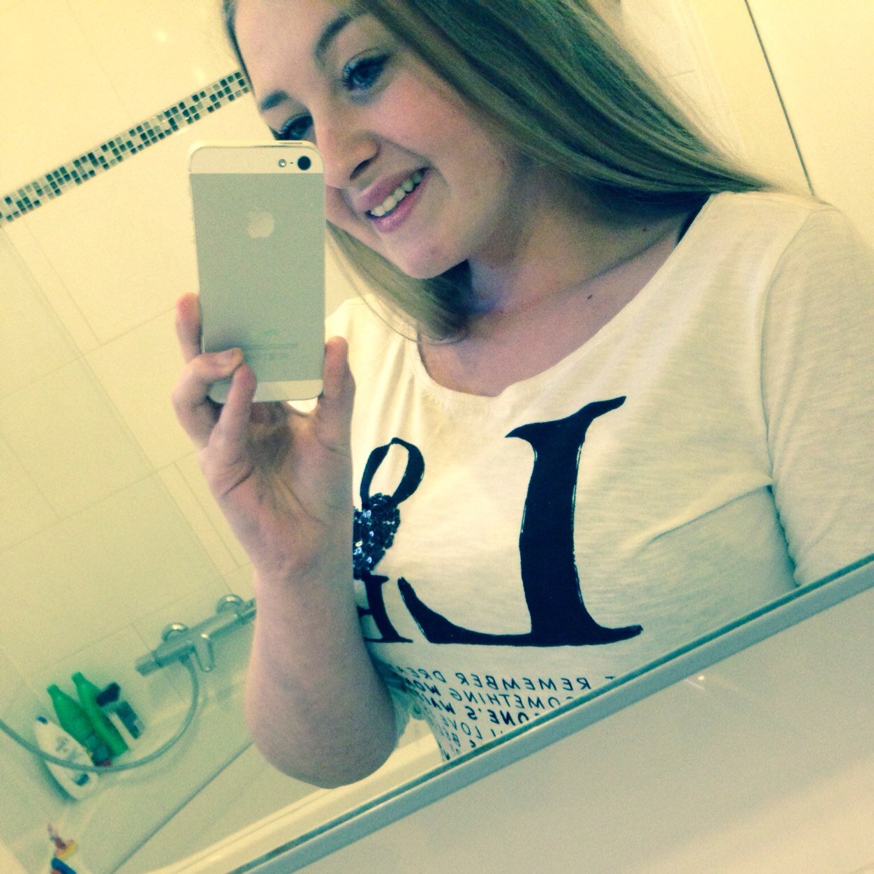Insta ; Daniquevanderlinden_x • Proud to be a dutch girl • RSC • my mom is my everything .