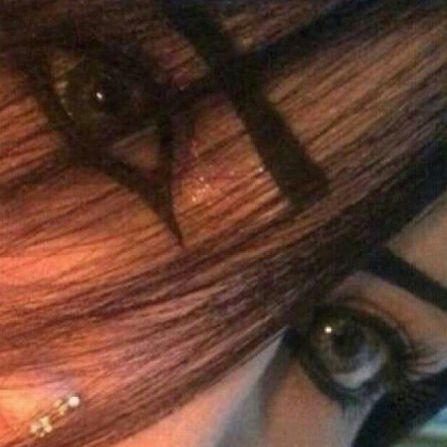 فيني عزة نفس بكبر هـ الكون الهوى لو شال خشمه يحلم اشمه ••
