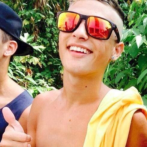 Que o vento leve tudo o que me causa dor, e traga todos os meus motivos de sorrir.
 / facebook http://t.co/MFGPCDpEao