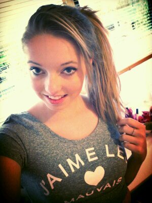 16 // blond // 5V // singing // piano and guitar // athletics // fitness // ♡