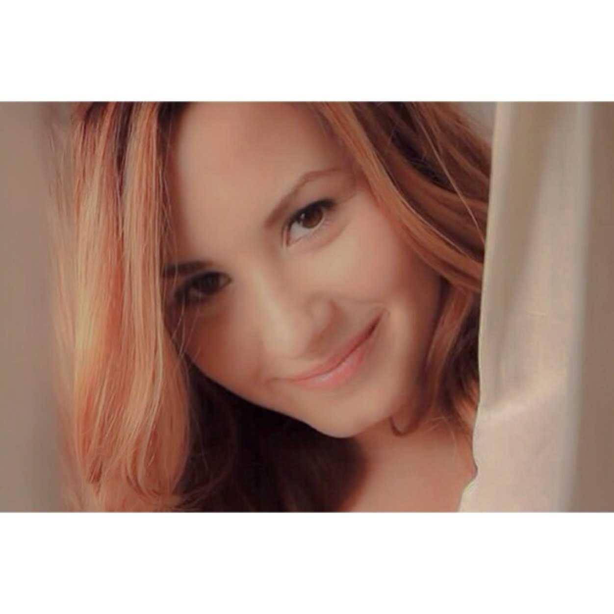 demi has a butt crack on her chin and im lovin it