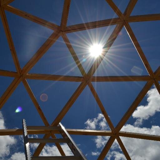 Construcciones Geodésicas para gozar de la vida, del amor y del encuentro humano. Creamos entornos para el crecimiento consciente y el respeto a la Naturaleza.