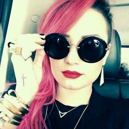 follow @lovatoxsykes