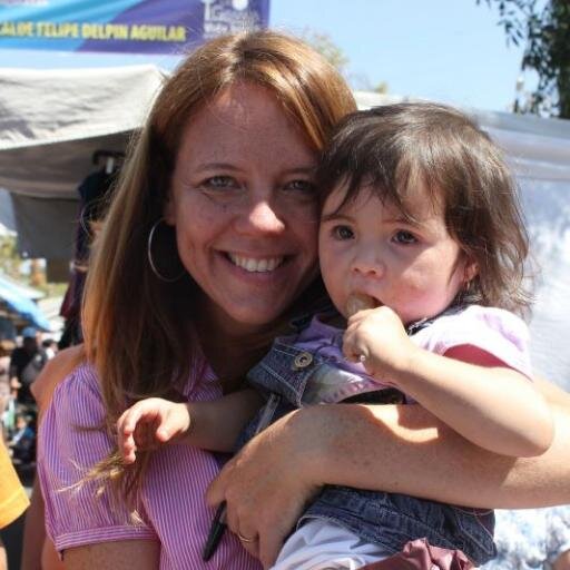 Senadora por Los Ríos. Mamá de Clarita e Ian. Periodista y Doctora en Ciencia Política.