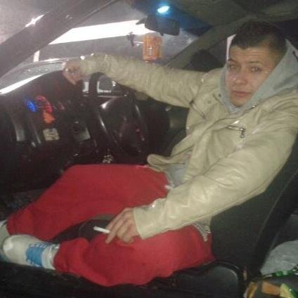 DChecik's profile picture. enrollo tus recuerdos, y me fumo nuestro futuro