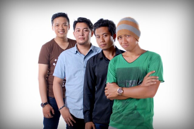 Anugrah Band adalah band asal Kuningan-Cirebon (Jawa Barat).Personil : Adis (Vocal), Indra (Guitar), Rezha (Keyboard), Medy (Drum).