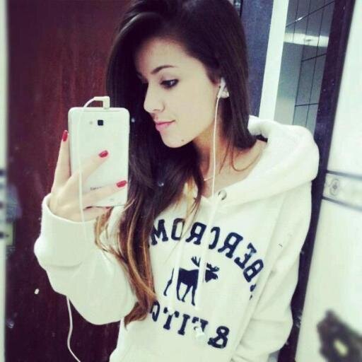 19- Estudio Odontologia. Alegre, extrovertida, deportista, apasionada, mística. Comunicadora.