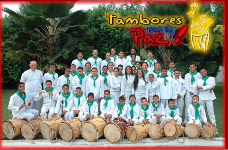 Tambores por la Paz es una iniciativa de la Fundación Rotaria Barranquilla, que busca extender una labor educativa por medio de la musica a todos los jovenes