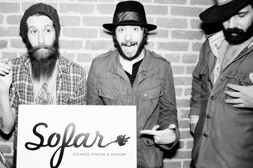 Mouvement née à Londres en 2009 et qui fait le tour du monde. Sofar Montréal se veut une façon de se rencontrer et de faire connaître des artistes d'ici.