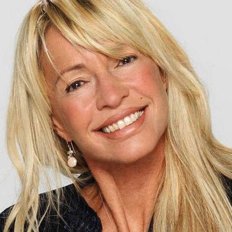 Porque Cris mi Aliada ? Porque fue ella quien logro atraparme en las tardes con sus fantásticas historias, llenando mi vida de esperanzas. ViveRo por siempre