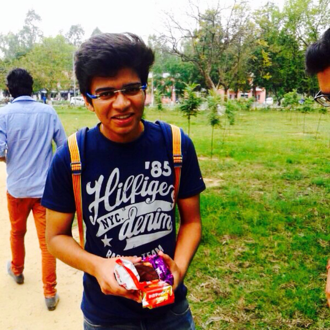 Hate crowd too much ........, die hard barca fan !! And loves to kill time with friends