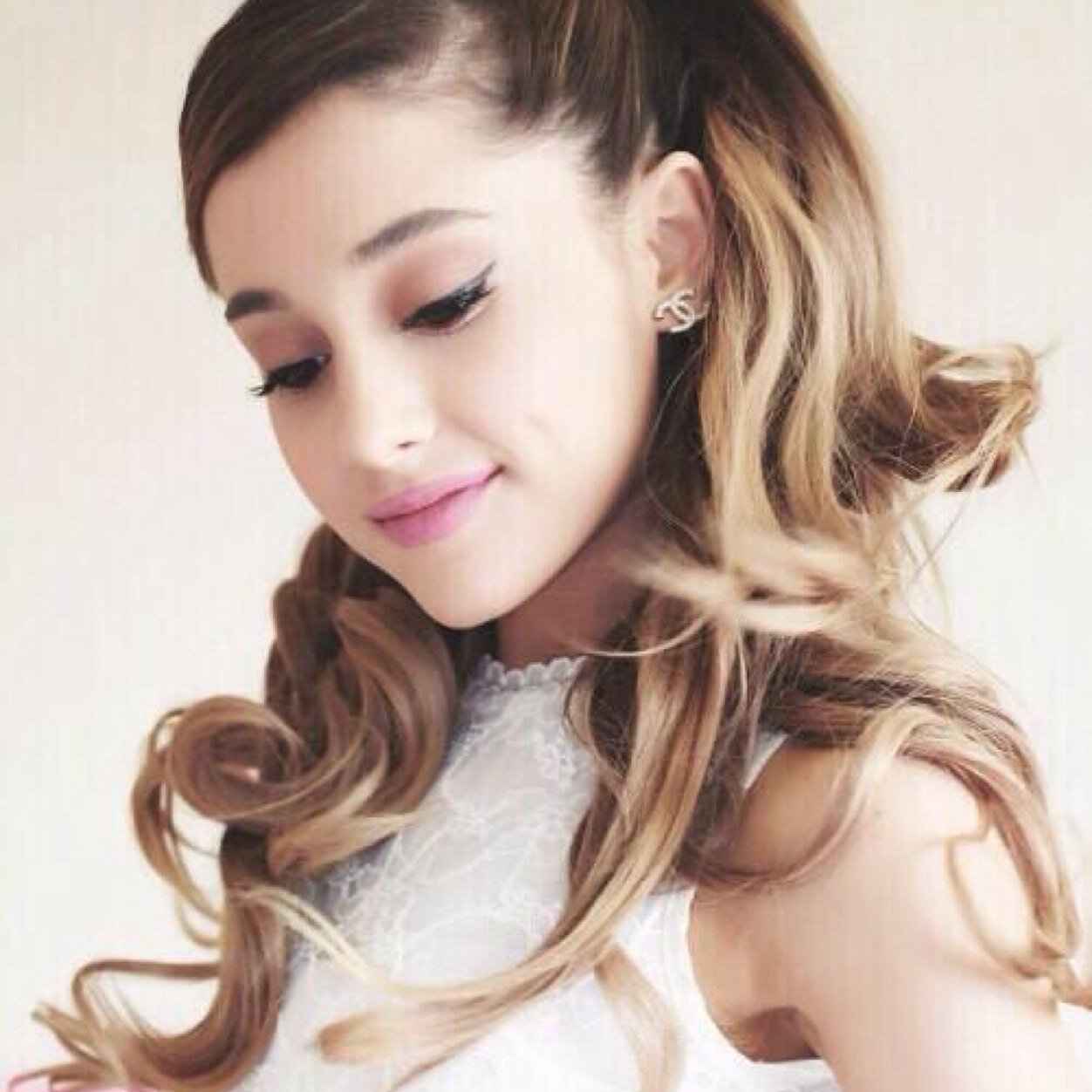 BIOFreefo's profile picture. hey beautiful, can you please go follow @sassoflarry, she gave you this free follow. thank you and i love you :)xx