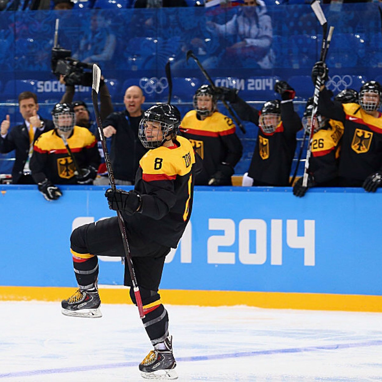 2014 Sochi Olympian |Team Germany #8 | ESC Planegg #7 | 9x German Champion | Sportfördergruppe Bundeswehr | IG: ZornJ7 | @BauerHockey |