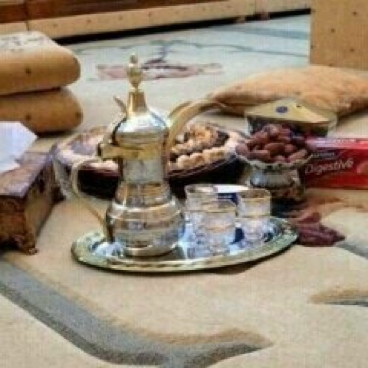 ‏لـآ أפـد يُـنـآفسنـي فـي ڪـل شـيء,,فــَ أنـآ أنـثـى :عـآشـقـہ ، مـدللـہ ، مـتمـردة ، وفـآتـنـہ,,ولآ أפـد يشـبهـنـي ,,لـآ أפـد يُـنـآفسنـي فـي ڪـل شـي