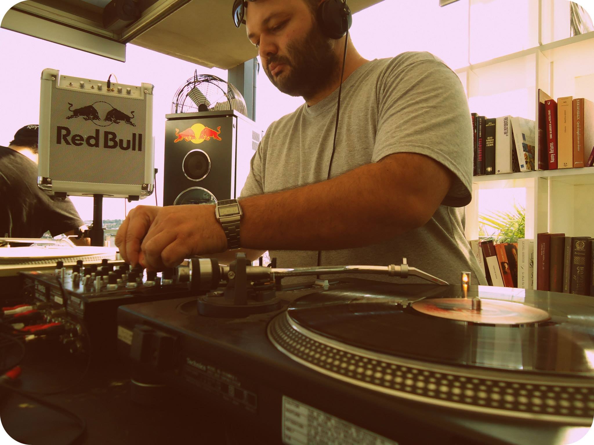 Simos Ares presents Citysound´s and spins his favorite records every Friday night 21:00-23:00! http://t.co/c43WVlL4NF