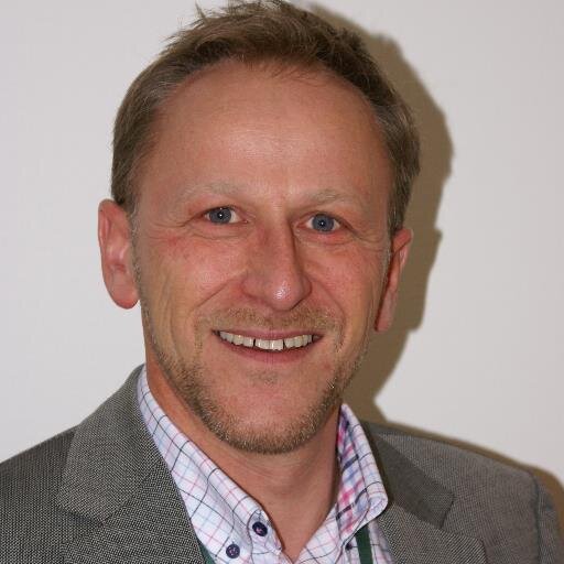 Kommunikasjonssjef i Revisorforeningen. Samfunnsengasjert. Ex. stortingsrepresentant og medlem i Finanskomiteen. Anglofil. Lidenskap for klassiske biler.