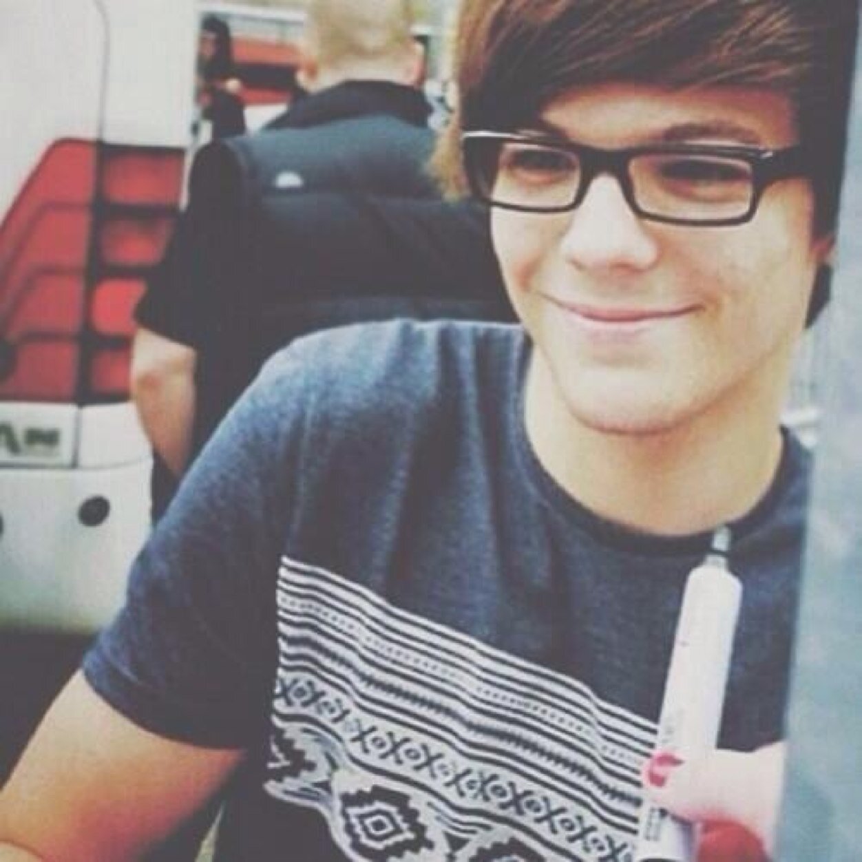 HEYYOOO!! Could you please follow @caginglarry? Thanks sweet cheeks :)
