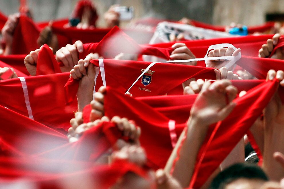 Somos una asociación de guías y queremos enseñarte la fiesta de San Fermín tal como la vive una persona de Pamplona, desde dentro y con pasión.