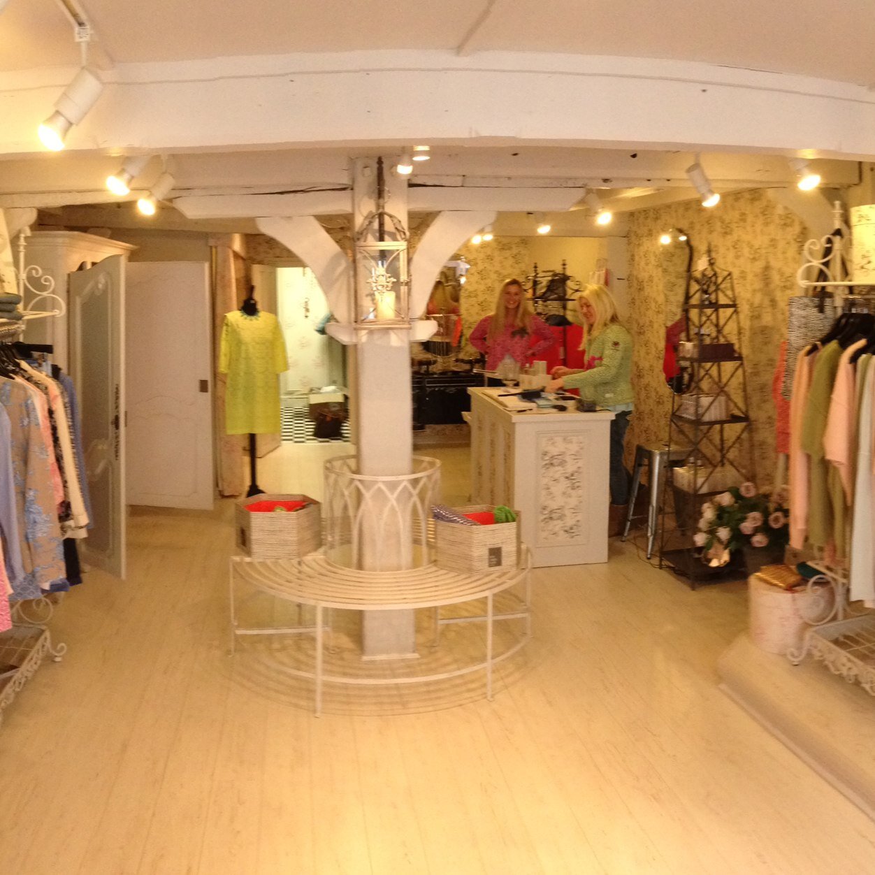 MandiBoo_No20's profile picture. Fashion boutique based in Nantwich, stocking many brands including by Ti Mo, Charlie, InWear, Odd Molly and many more.