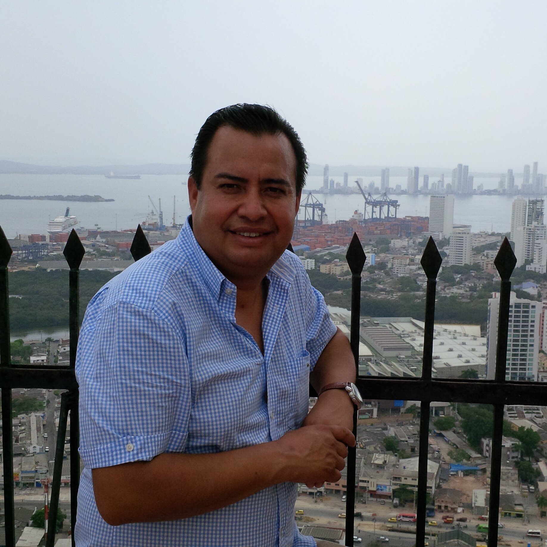 Humberto Alba, orgulloso padre de familia, emprendedor, mexicano comprometido con la transformación positiva de su país.