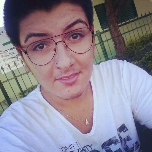 A vida é curta demais para eu tentar agradar cada idiota que pensa que sabe como eu deveria agir kisses de gloss