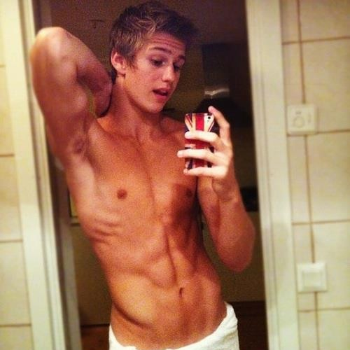 Penefilas's profile picture. Penes.Abdominales.Culos respingones.Tios follables- sobre todo eso-. Nos vienen bien a todas,(solteras, casadas, viudas...)todas tenemos vagina.