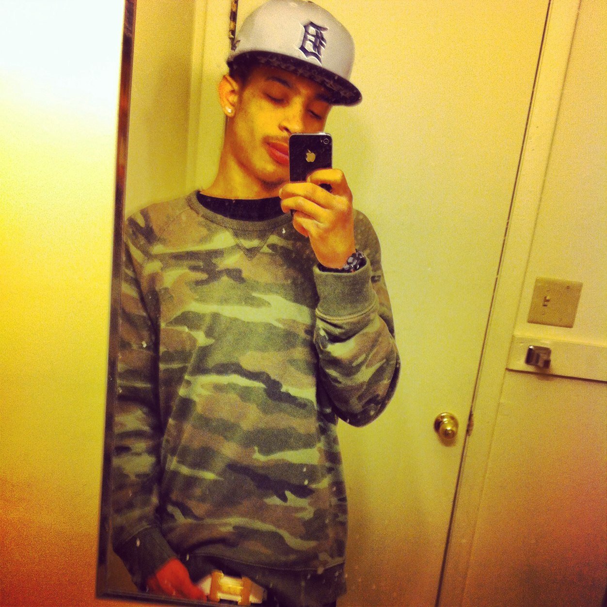 21, skys the limit so lets get it bc i need it . wanna kno bout me read my tweets, lets teach eachotha some shit n network of coarse. Dolo shit.