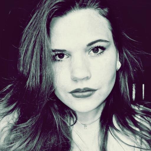 Estudante de  Arquitetura e  Urbanismo, 19 anos , capricorniana .