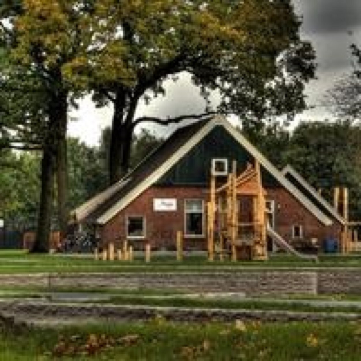 HetVrijdag's profile picture. HetVrijdag in #Enschede. Uniek plekje op #Roombeek Uitermate geschikt en te huur voor #feestjes,recepties,bijeenkomsten en workshops. 053-2308000