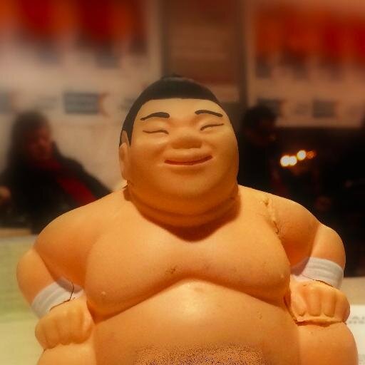 Je suis un petit bonhomme en mousse de gauche.