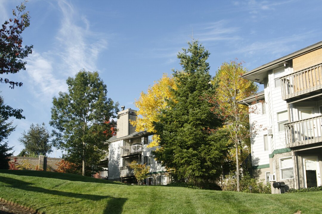 Creekside at Clackamas is just blocks away from the Clackamas Town Center. This community harmoniously blends urban excitement with country tranquility.