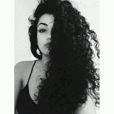 ‏‏‏حقاً ليس غروراً لكني أنثى استثنائيہ عجز الكون أن يفہمہا ..