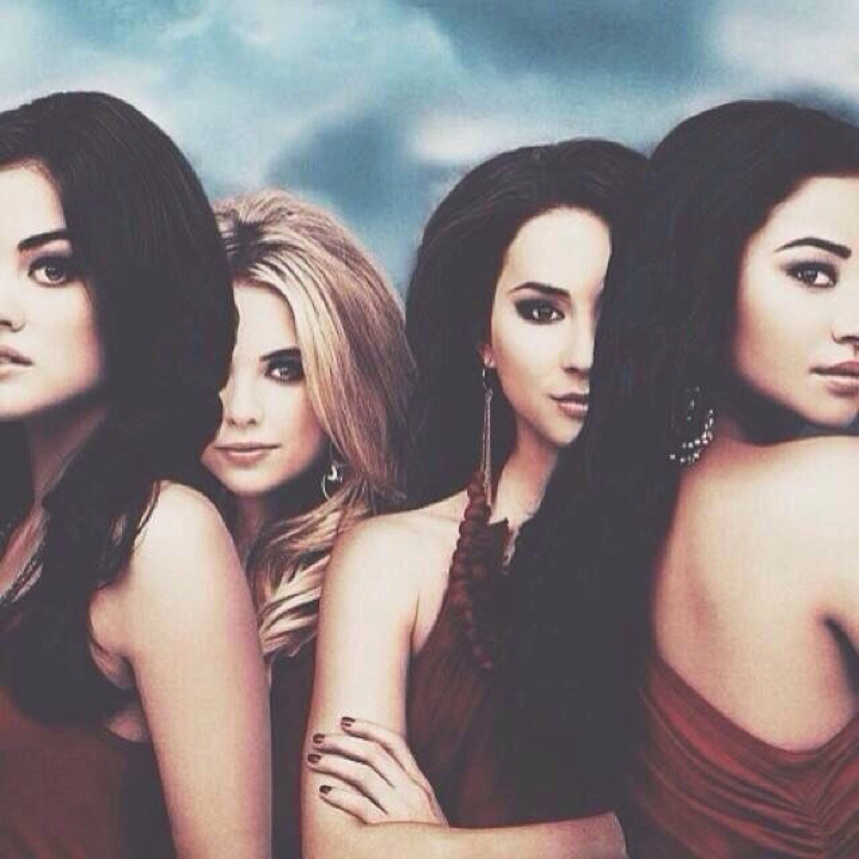 I'm a free follow so... don't follow me but follow @FanzyChiara she follow back always and immediantly❤️ pretty little liars ❤️