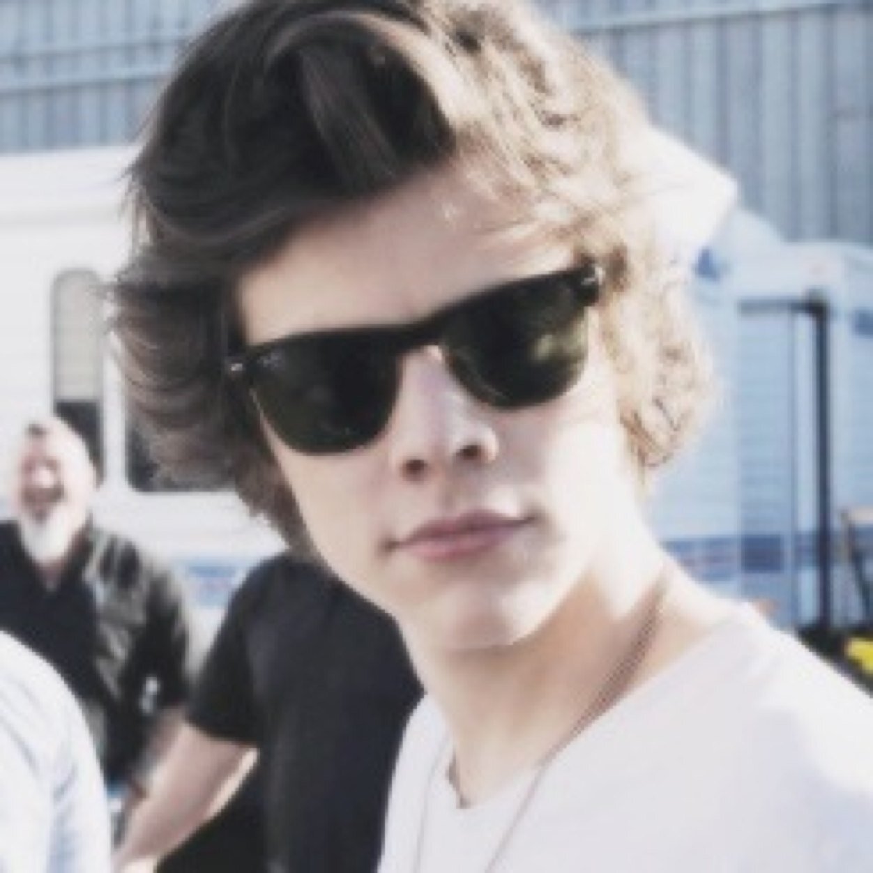 follow @tiredstxles she follows back :)