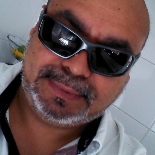O mundo pertence aos espertos, já dizem os antigos. É bem isso, vivemos num mundo de espertos, onde quem pode mais chora menos. Acorda gente!
