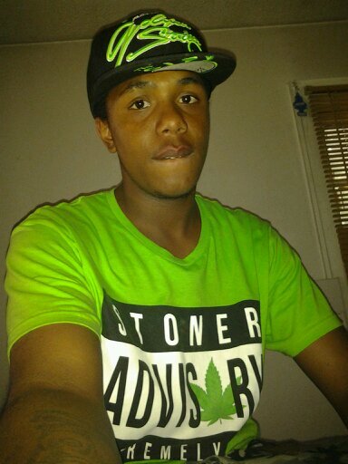 young rapper just tryna make it out da hood