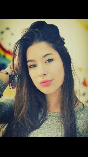 Chica que por muchas veces que ha caído, no tiene nada más que levantarse y seguir caminando con una sonrisa.         ROBER CARMONA.