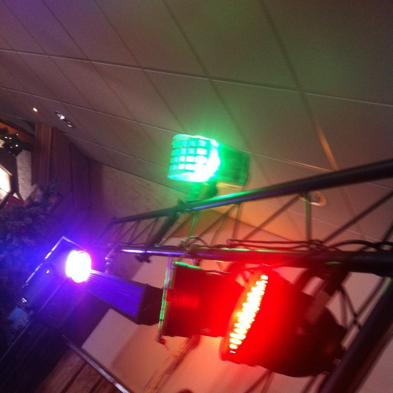 Geef je een feest en wil je een gave avond met goede muziek en met coole lampen, lazers en rookmachine contact ons via mail en telefoon 06-55334558 06-15196697