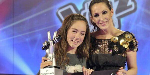 @mariaparradovoz me sigue desde el 15-4-14♥, Con muchisimas ganas de ir a su concierto y conocerla Ueeeee!!!