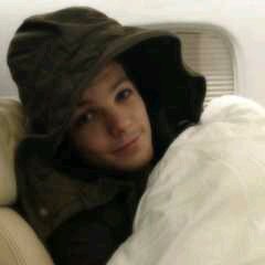 hey I am louis are lou I love to sing and other things single gay