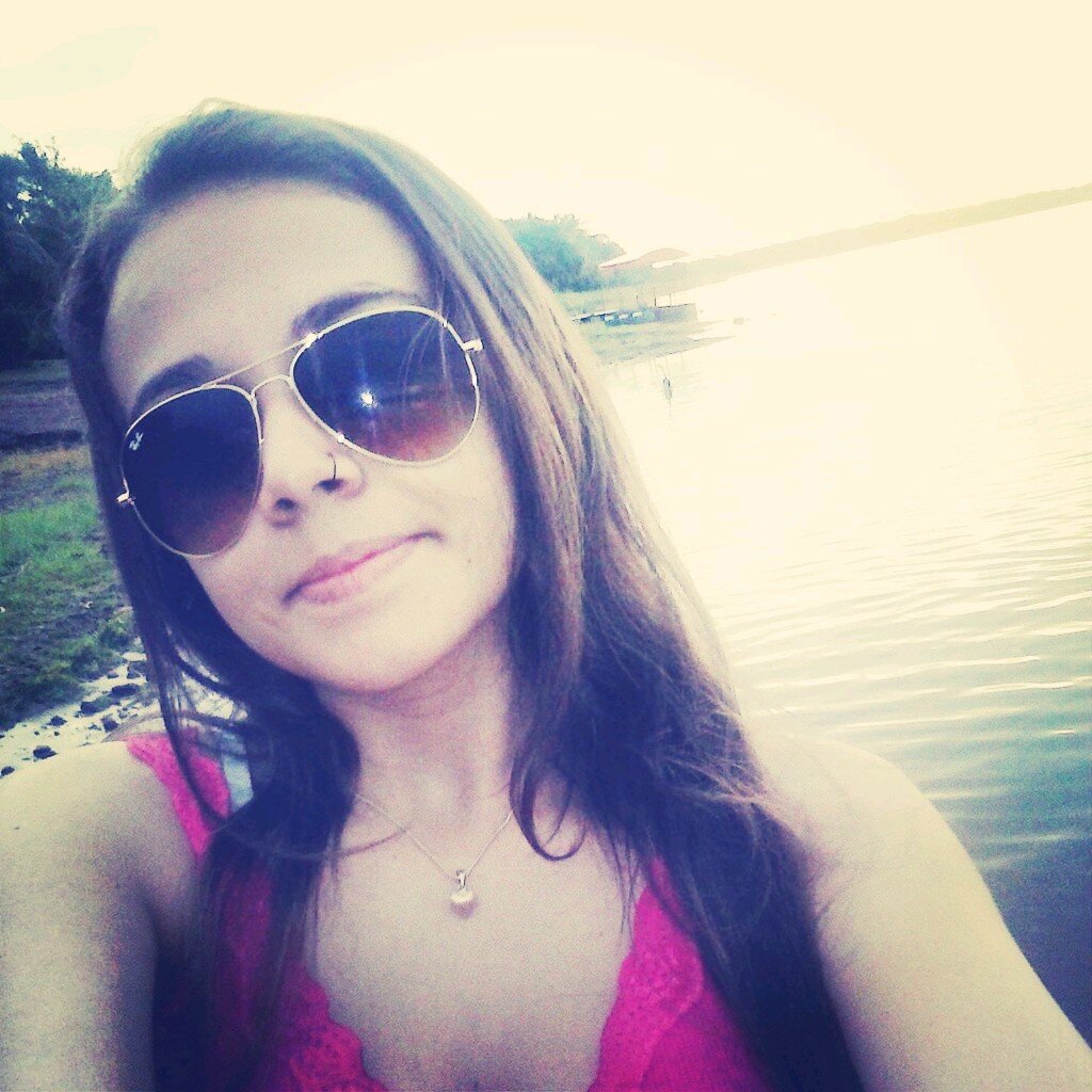 Eu preciso de alguém que suporte meus dias ruins , minhas crises , e que acima de tudo , fique