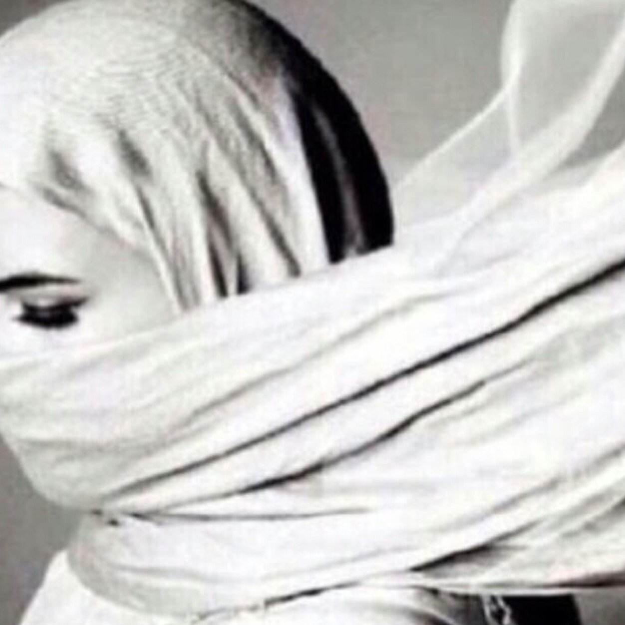 ‏تويتر .. ورقة صغيرة تتسع ل ١٤٠ حرف فيها من يكتب بأحتراف .. ومن يكتب بإنحراف !! يشرفني متابعتكم ..