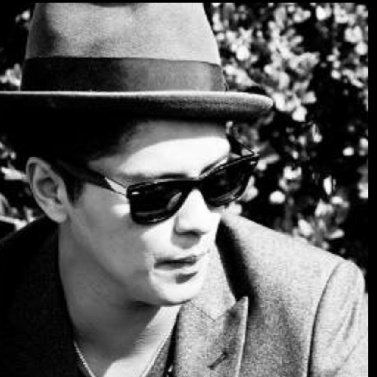 Se bruno mars não fosse bom eu não estaria aqui jogando minha vida social no lixo pra ouvir a voz desse homem!!