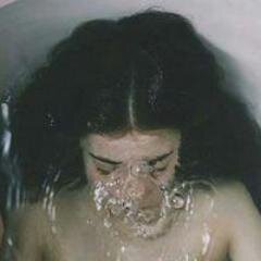 cat.deb.sue.anny.mia*I ask nothing more than to let me die* ma meilleure amie,la seul qui me comprenne.♥