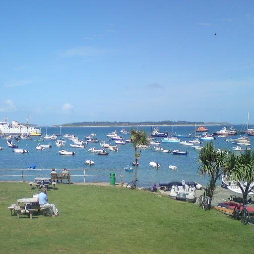 Ideally located self catering accommodation with stunning sea views over Samson in the beautiful Isles of Scilly