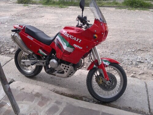 separado, apasionado por sus hijos y el viento en la cara en motocicleta